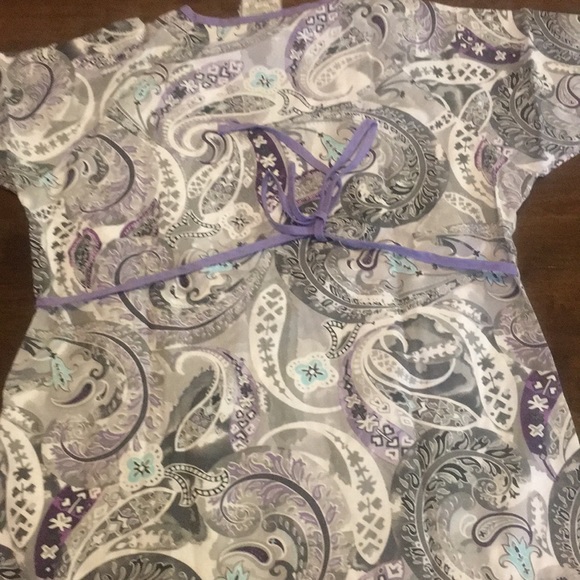 Uniform Advantage Scrubs Printed Top Small - Picture 3 of 6